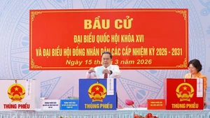 쩐 탄 먼 국회의장이 15일 오전 호찌민시 혹몬(Hoc Mon) 지역 14번 투표소에서 투표를 하고 있다. (사진: VNA)