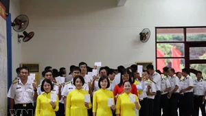 쯔엉사 특별구 장병들과 주민들이 15일 제1투표소에서 투표를 하고 있다. (사진: VNA)