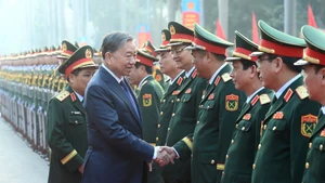 또럼 당 서기장과 대표단. (사진: nhandan.vn)