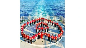 레 트엉은 쯔엉사(Truong Sa) 군도에서 군인들과 주민들을 방문하는 ‘대단결 항해(Great Solidarity Voyage)’에 동참했다.