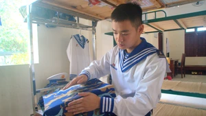 중사 즈엉 민 냇에게 트엉사에 임무를 수행하러 발을 디딘 것은 젊은이들에게 큰 영예이자 깊은 자부심의 원천이다. (사진: 쭝 훙)