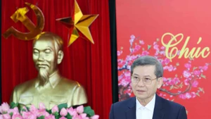 정치국 위원이자 중앙위원회 서기인 레 민 찌 당 중앙위 내부사무위원회 위원장이 회의에서 발언하고 있다. (사진: VNA)