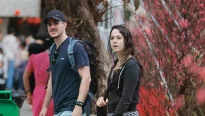  설날을 맞아 하노이를 방문하고 있는 외국인 관광객들. (사진: VNA)