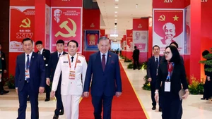 또럼 당 서기장이 하노이 국가컨벤션센터에 들어서고 있다. (사진: VNA)