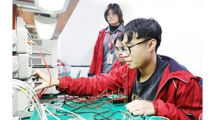 고급 인적 자원 개발 전략의 중심에 사람, 특히 교사와 강사를 최우선으로 두는 것은 해당 결의안의 주요 돌파구 중 하나다. 사진: ANH QUAN