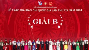 라잉쑤언몬 당 중앙위원회 위원 겸 중앙위원회 선전교육대중동원위원회 상임부위원장과 레궉민 당 중앙위원회 위원 겸 중앙위원회 선전교육대중동원위원회 부위원장, 인민신문 편집장 및 베트남기자협회 회장은 2024년 제19회 전국언론상 수상자들에게 B상을 수여하고 있다. (사진: NHAT BAC)