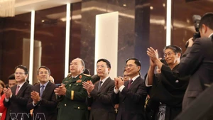 응우옌 만 훙 과학기술부 장관(왼쪽에서 네 번째), 부이 타인 썬 부총리(다섯 번째), 이토 나오키 주베트남 일본대사(여섯 번째), 그리고 대표단이 3일 하노이에서 열린 나루히토 일왕의 66번째 생일 축하 리셉션에 참석해 박수를 치고 있다. (사진: VNA)