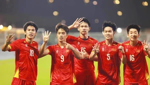 베트남 선수들이 AFC U23 아시안컵 2026 3·4위전에서 응우옌 꾸옥 비엣(9번)이 선제골을 넣은 뒤 기뻐하고 있다. (사진: VNA)