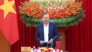 편집팀과 과학자, 전문가 및 관련 기관 관계자들과의 실무 회의에서 발언하는 또 럼 서기장. (사진: nhandan.vn)