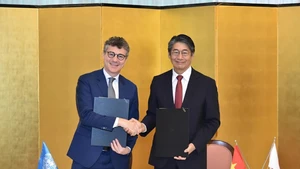 유네스코 베트남 대표 조너선 월리스 베이커와 이토 나오키 일본 대사가 서명식에서 포즈를 취하고 있다. (사진: baoquocte.vn)