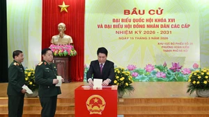 국가주석인 루옹 꾸엉과 군 관계자들이 3월 15일 오전 하노이 환끼엠 지역 제26투표소에서 투표를 하고 있다. (사진: nhandan.vn)