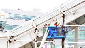 롱탄국제공항 여객터미널 외부에 장비가 설치되는 모습. (사진: 티엔 브엉)