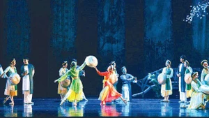 위대한 시인 응우옌 주의 걸작 '끼에우전'에서 영감을 받은 발레 '끼에우(Kieu)'의 한 장면. (사진: 투이 민(THUY MINH))