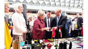 해외 베트남인들이 헝가리 부다페스트에서 열린 자선 바자회에 참석하고 있다. (사진: scov.gov.vn)