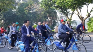 300명 이상의 국제 및 베트남 대표단이 '녹색 하노이'를 위한 제5회 우정 자전거 여행에 참가하고 있다.
