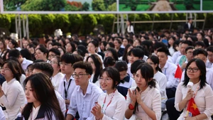 새 학년 개학일에 환한 미소를 짓는 학생들. 