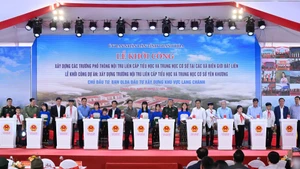 팜 민 찐 총리와 대표단이 착공식을 진행하고 있다.