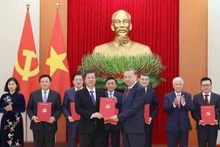 또 럼 베트남 공산당 서기장은 작년 12월 31일, 스텃(Su That)국립정치출판사의 부 쫑 람 사장 겸 편집장에게 출판사의 기능과 임무, 조직 구조 등의 내용을 담은 정치국 결정서 제223-QD/TW호를 전달했다.