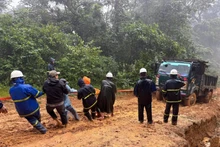 꽝찌전력회사 직원들이 오는 15일 이전에 모든 오지 마을에 전력 공급을 복구하기 위해 매진하고 있다. (사진: VNA)