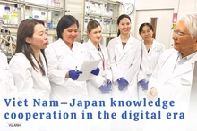 베트남 연구원들이 일본 전문가(오른쪽)와 논의하고 있다. 사진: 인터뷰이 제공.