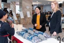 프로젝트 참여 지역사회의 제품을 선보이는 전시회를 찾은 관람객들.