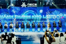 대표단이 떠이닌에서 열린 뉴에라 냉동창고 시설 준공식에 참석하고 있다.