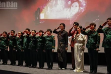 ‘베트남 영화 – 빛의 여정’ 영화주간 폐막식에는 ‘무아 도’(붉은 비) 제작진이 참석했다.