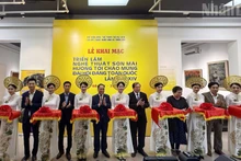 대표단이 전시회 개막을 알리는 테이프 커팅을 하고 있다