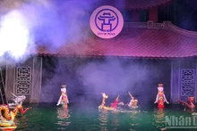 탕롱 수상 인형극장에서 열린 수상 인형극 공연.