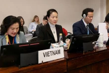 응우옌 티 하 내무차관이 3일 제네바에서 열린 ‘여성에 대한 모든 형태의 차별 철폐 협약(CEDAW)’ 이행에 관한 베트남 제9차 국가보고서 대화 세션에서 발표하고 있다. 하 차관은 보고서에서 베트남 당과 국가는 성평등을 국가 발전 과정 전반에 걸친 일관된 목표로 항상 중시해왔다고 강조했다.