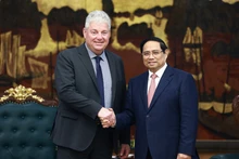 팜민찐 베트남 총리(오른쪽)와 에두아르트 스티파우트(Edouard Stiphout) ASML 수석 부사장이 15일 하노이에서 만나 악수를 나누고 있다. (사진: VNA)