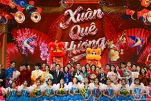 르엉 끄엉 국가주석과 부인 응우옌 티 민 응우엣 여사가 대표단 및 예술가들과 함께 ‘2026 고향의 봄’ 프로그램에 참석하고 있다.