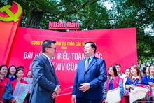 마이 반 찐(Mai Van Chinh) 부총리는 인민신문(Nhan Dan Newspaper)에서 열린 제14차 전국당대회 초안 문서 전시회를 찾았다.