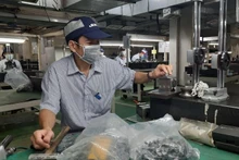 호찌민시 떤투언 수출가공구역에 위치한 Juki Vietnam Co., Ltd.의 근로자들이 산업용 재봉틀 부품을 생산하고 있다.