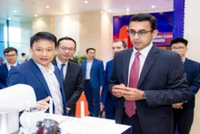 비엣텔 하이테크 인더스트리 코퍼레이션, 퀄컴 테크놀로지스, 그리고 행사에 참석한 대표단 관계자들.