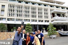 호찌민시의 역사적 명소 중 하나인 통일궁을 방문한 중국인 관광객들이 진을 찍고 있다. (사진: VNA)