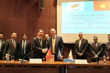 까오 안 뚜언 베트남 재무부 차관과 마키스 케라브노스. 키프로스 재무장관이 만나 악수를 나누고 있다. 