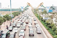 하노이시는 교통 인프라와 대중교통 시스템에 막대한 투자를 했음에도 불구하고, 교통 혼잡 문제가 여전히 복잡하고 지속되고 있다. (사진: DUY LINH)