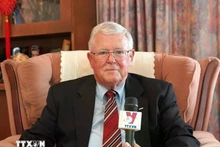 칼 테이어(Carl Thayer) 교수가 베트남통신(VNA)과 인터뷰를 하고 있다. (사진: VNA)