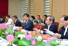 응우옌 주이 응옥 하노이시 당 서기와 시 당위원회 상임위원회 위원들이 회의를 주재하고 있다. (사진: 비엣 탄)