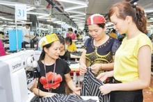 박닌성에 위치한 박장 의류 주식회사에서 수출용 의류 가공 작업이 진행되고 있다. (사진: 칸 안)