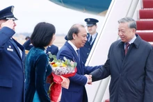 또럼 당 서기장의 환영식이 미국 워싱턴 D.C.의 앤드루스 합동기지에서 열렸다. (사진: 통 녓/VNA)