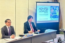 응오 찐 하 오사카 주재 베트남 총영사 (왼쪽)가 기자회견에 참석하고 있다.