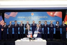 베트남항공이 18일(미국 현지시간) 워싱턴에서 보잉 737-8 단일 통로 항공기 50대 구매 계약을 체결하고 있다. (사진 제공: 베트남항공)