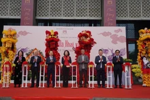 대표단이 프로그램 개막을 알리는 테이프 커팅을 하고 있다.