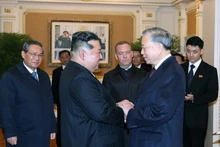 또 럼.베트남 공산당 서기장과 조선노동당 총비서이자 조선민주주의인민공화국 국무위원장인 김정은 위원장. (사진: VNA)