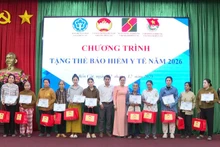 호찌민시 사회보장국 산하 벤깟 사회보장 사무소가 지역 내 취약계층 주민들에게 건강보험증을 전달하고 있다. (사진: HSS)