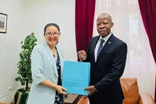 찬 티 투 틴 대사와 모잠비크 대법원장 아델리노 마누엘 무창가. (사진: 주모잠비크 베트남 대사관)