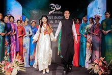 디자이너 도 찐 호아이 남과 그의 모델들이 관객들에게 인사를 하고 있다.