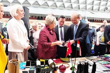 해외 베트남인들이 헝가리 부다페스트에서 열린 자선 바자회에 참석하고 있다. (사진: scov.gov.vn)